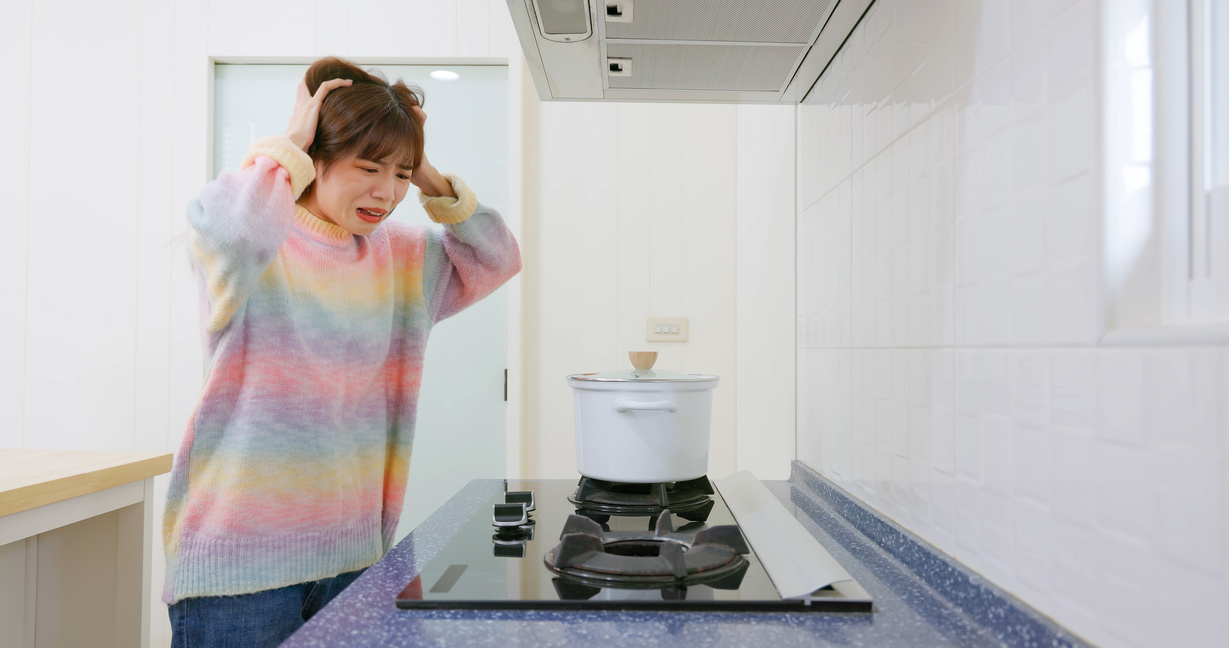 woman cannot open gas stove